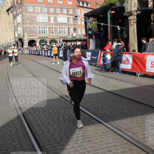 05.10.2025 - 20. swb-Marathon Bremen Yannick Fuchs http://msf.ph/oto/9261659 05.10.2025 11:21:05 Ziel 10012, 10913 meine-sportfotos.de
