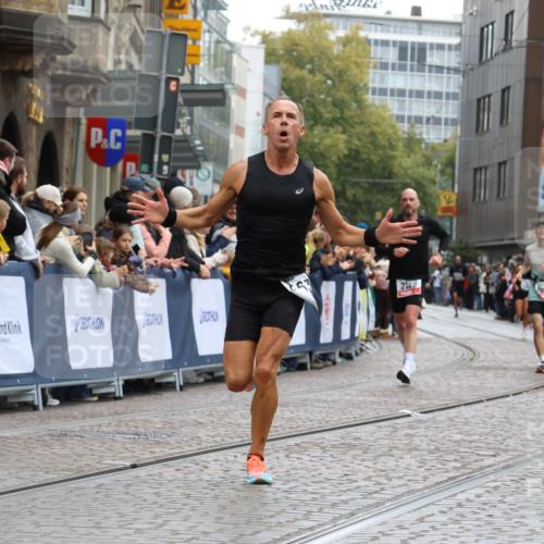 05.10.2025 - 20. swb-Marathon Bremen Strokosch-Dieckow http://msf.ph/oto/9261660 05.10.2025 12:57:41 Ziel 1088, 2168, 2909, 4635 meine-sportfotos.de