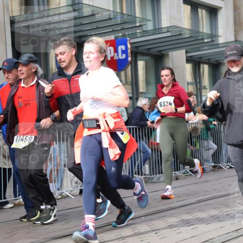 05.10.2025 - 20. swb-Marathon Bremen Strokosch-Dieckow http://msf.ph/oto/9261663 05.10.2025 11:01:44 Ziel 9324, 9363, 9365, 9426, 9536, 9655, 9686, 10301, 10508, 10558, 10837, 10855, 10879, 10887, 10944, 11014, 11340, 11415, 11454, 11459, 11646, 11647, 9324, 9363, 9365, 9426, 9536, 9655, 9686, 10301, 10508, 10558, 10837, 10855, 10879, 10887, 10944, 11014, 11340, 11415, 11454, 11459, 11646, 11647 meine-sportfotos.de