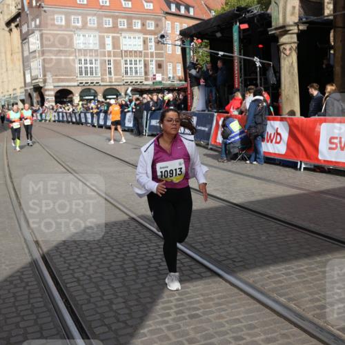 05.10.2025 - 20. swb-Marathon Bremen Yannick Fuchs http://msf.ph/oto/9261667 05.10.2025 11:21:05 Ziel 10012, 10913 meine-sportfotos.de