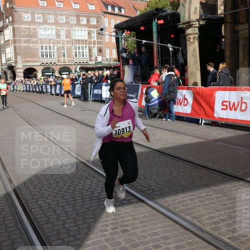 05.10.2025 - 20. swb-Marathon Bremen Yannick Fuchs http://msf.ph/oto/9261680 05.10.2025 11:21:05 Ziel 10012, 10913 meine-sportfotos.de