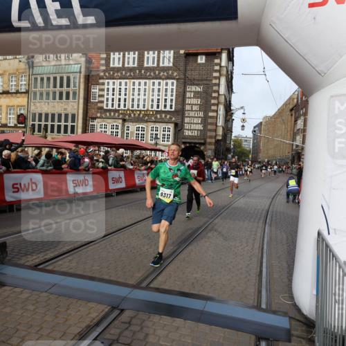 05.10.2025 - 20. swb-Marathon Bremen Yannick Fuchs http://msf.ph/oto/9261688 05.10.2025 10:49:10 Ziel 9014, 9216, 9317, 10449, 10733, 10973, 11248 meine-sportfotos.de