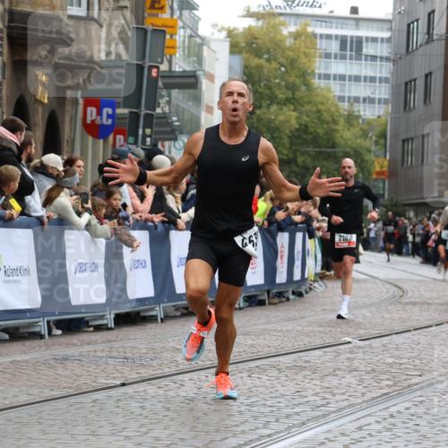 05.10.2025 - 20. swb-Marathon Bremen Strokosch-Dieckow http://msf.ph/oto/9261690 05.10.2025 12:57:41 Ziel 1088, 2168, 2909, 4635 meine-sportfotos.de