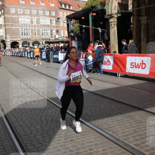 05.10.2025 - 20. swb-Marathon Bremen Yannick Fuchs http://msf.ph/oto/9261692 05.10.2025 11:21:05 Ziel 10012, 10913 meine-sportfotos.de