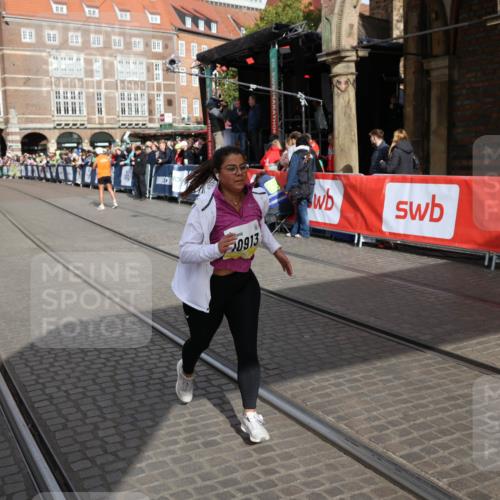 05.10.2025 - 20. swb-Marathon Bremen Yannick Fuchs http://msf.ph/oto/9261698 05.10.2025 11:21:05 Ziel 10012, 10913 meine-sportfotos.de