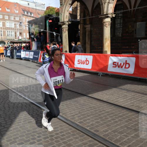 05.10.2025 - 20. swb-Marathon Bremen Yannick Fuchs http://msf.ph/oto/9261712 05.10.2025 11:21:06 Ziel 10012, 10913 meine-sportfotos.de