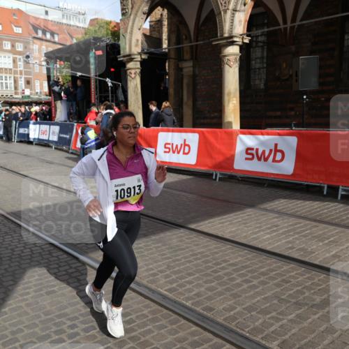 05.10.2025 - 20. swb-Marathon Bremen Yannick Fuchs http://msf.ph/oto/9261722 05.10.2025 11:21:06 Ziel 10012, 10913 meine-sportfotos.de