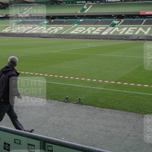05.10.2025 - 20. swb-Marathon Bremen Michael Burmester http://msf.ph/oto/9261729 05.10.2025 11:01:08 Laufen im Stadion  meine-sportfotos.de