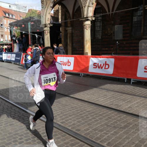 05.10.2025 - 20. swb-Marathon Bremen Yannick Fuchs http://msf.ph/oto/9261731 05.10.2025 11:21:06 Ziel 10012, 10913 meine-sportfotos.de