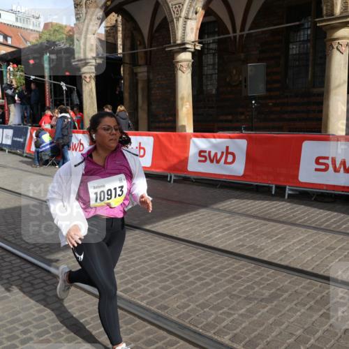 05.10.2025 - 20. swb-Marathon Bremen Yannick Fuchs http://msf.ph/oto/9261742 05.10.2025 11:21:06 Ziel 10012, 10913 meine-sportfotos.de