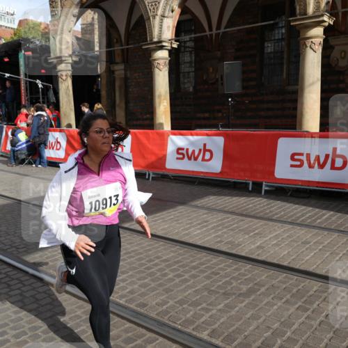 05.10.2025 - 20. swb-Marathon Bremen Yannick Fuchs http://msf.ph/oto/9261752 05.10.2025 11:21:06 Ziel 10012, 10913 meine-sportfotos.de
