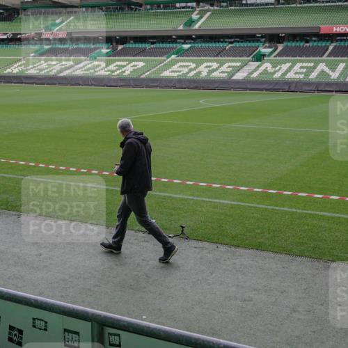 05.10.2025 - 20. swb-Marathon Bremen Michael Burmester http://msf.ph/oto/9261760 05.10.2025 11:02:41 Laufen im Stadion  meine-sportfotos.de