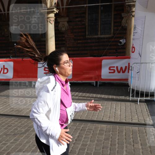 05.10.2025 - 20. swb-Marathon Bremen Yannick Fuchs http://msf.ph/oto/9261761 05.10.2025 11:21:06 Ziel 10012, 10913 meine-sportfotos.de