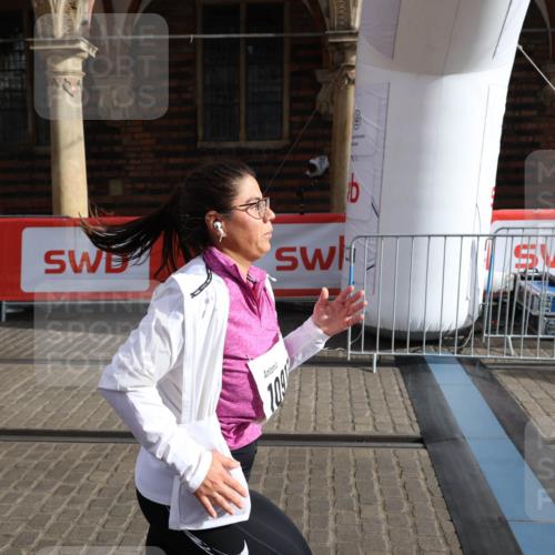05.10.2025 - 20. swb-Marathon Bremen Yannick Fuchs http://msf.ph/oto/9261777 05.10.2025 11:21:06 Ziel 10012, 10913 meine-sportfotos.de