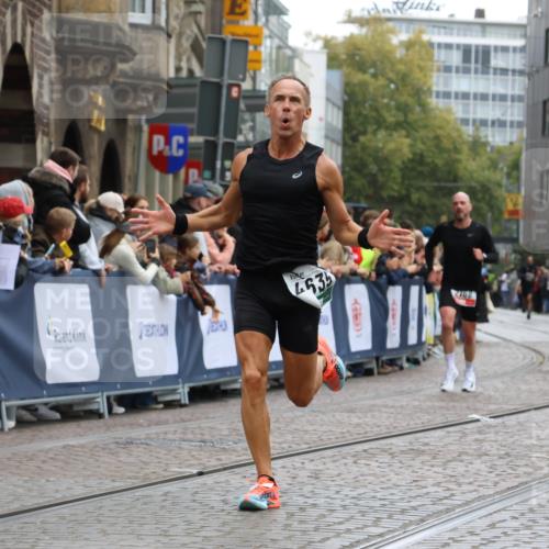 05.10.2025 - 20. swb-Marathon Bremen Strokosch-Dieckow http://msf.ph/oto/9261778 05.10.2025 12:57:41 Ziel 1088, 2168, 2909, 4635 meine-sportfotos.de