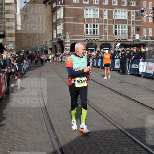 05.10.2025 - 20. swb-Marathon Bremen Yannick Fuchs http://msf.ph/oto/9261799 05.10.2025 11:21:10 Ziel 10361, 10362, 10913 meine-sportfotos.de