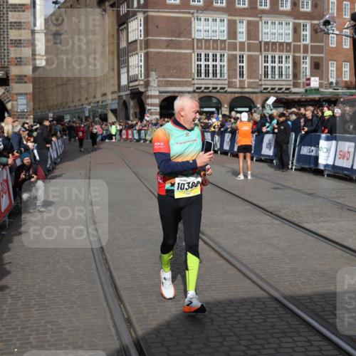 05.10.2025 - 20. swb-Marathon Bremen Yannick Fuchs http://msf.ph/oto/9261809 05.10.2025 11:21:10 Ziel 10361, 10362, 10913 meine-sportfotos.de