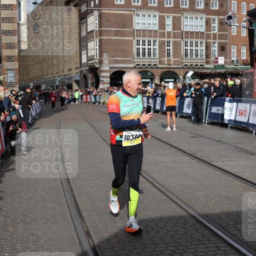 05.10.2025 - 20. swb-Marathon Bremen Yannick Fuchs http://msf.ph/oto/9261818 05.10.2025 11:21:10 Ziel 10361, 10362, 10913 meine-sportfotos.de
