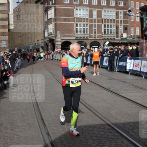 05.10.2025 - 20. swb-Marathon Bremen Yannick Fuchs http://msf.ph/oto/9261826 05.10.2025 11:21:10 Ziel 10361, 10362, 10913 meine-sportfotos.de