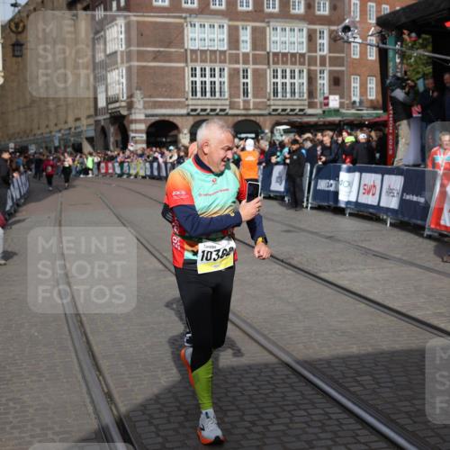 05.10.2025 - 20. swb-Marathon Bremen Yannick Fuchs http://msf.ph/oto/9261833 05.10.2025 11:21:10 Ziel 10361, 10362, 10913 meine-sportfotos.de