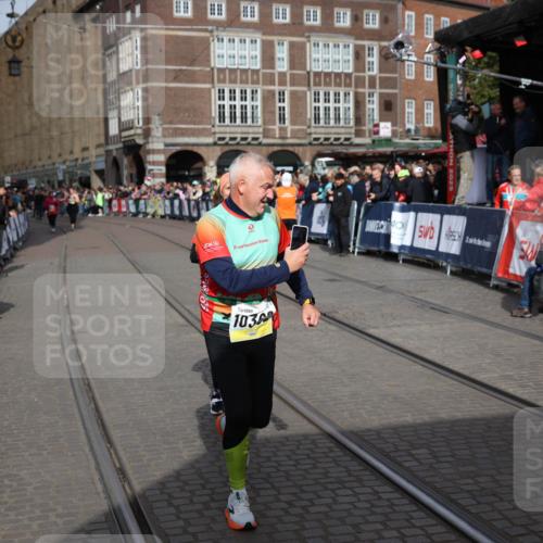05.10.2025 - 20. swb-Marathon Bremen Yannick Fuchs http://msf.ph/oto/9261837 05.10.2025 11:21:10 Ziel 10361, 10362, 10913 meine-sportfotos.de