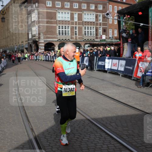05.10.2025 - 20. swb-Marathon Bremen Yannick Fuchs http://msf.ph/oto/9261846 05.10.2025 11:21:10 Ziel 10361, 10362, 10913 meine-sportfotos.de
