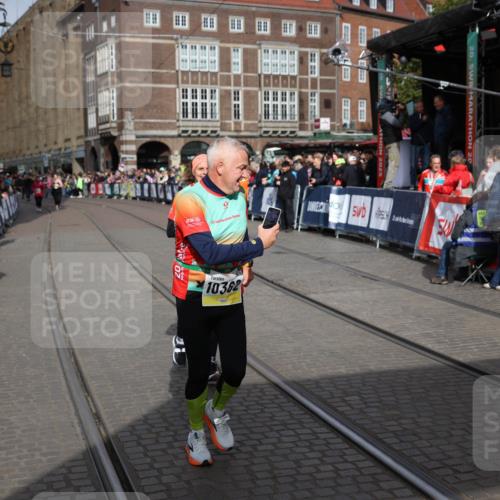 05.10.2025 - 20. swb-Marathon Bremen Yannick Fuchs http://msf.ph/oto/9261855 05.10.2025 11:21:10 Ziel 10361, 10362, 10913 meine-sportfotos.de