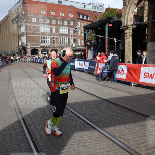 05.10.2025 - 20. swb-Marathon Bremen Yannick Fuchs http://msf.ph/oto/9261862 05.10.2025 11:21:11 Ziel 10361, 10362, 10913 meine-sportfotos.de