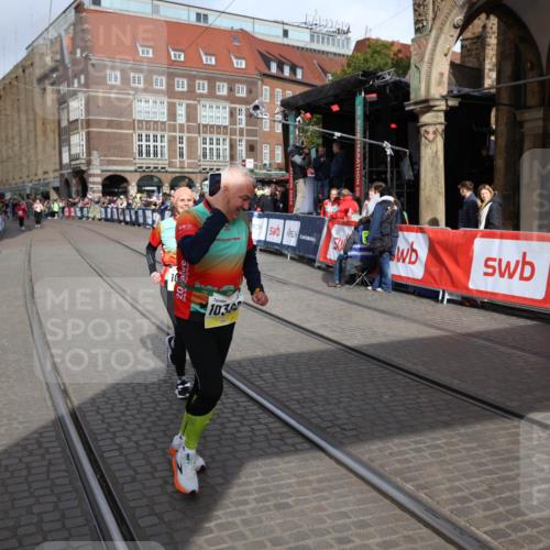 05.10.2025 - 20. swb-Marathon Bremen Yannick Fuchs http://msf.ph/oto/9261870 05.10.2025 11:21:11 Ziel 10361, 10362, 10913 meine-sportfotos.de