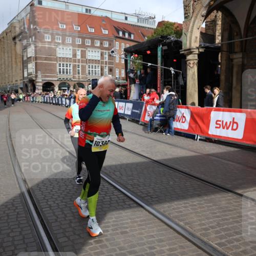 05.10.2025 - 20. swb-Marathon Bremen Yannick Fuchs http://msf.ph/oto/9261876 05.10.2025 11:21:11 Ziel 10361, 10362, 10913 meine-sportfotos.de