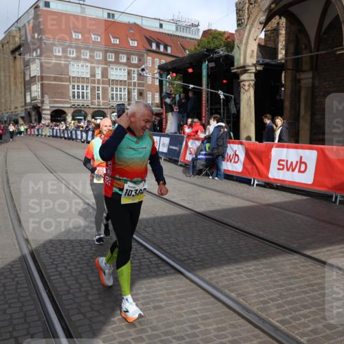 05.10.2025 - 20. swb-Marathon Bremen Yannick Fuchs http://msf.ph/oto/9261886 05.10.2025 11:21:11 Ziel 10361, 10362, 10913 meine-sportfotos.de