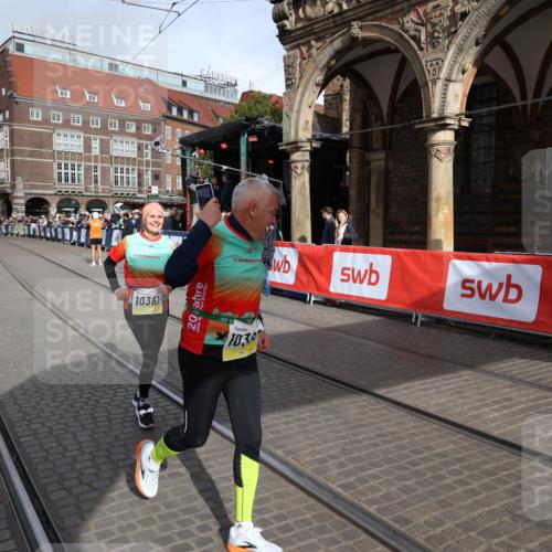05.10.2025 - 20. swb-Marathon Bremen Yannick Fuchs http://msf.ph/oto/9261892 05.10.2025 11:21:11 Ziel 10361, 10362, 10913 meine-sportfotos.de