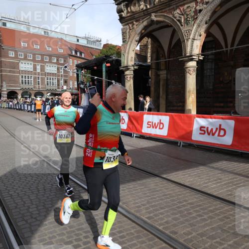 05.10.2025 - 20. swb-Marathon Bremen Yannick Fuchs http://msf.ph/oto/9261902 05.10.2025 11:21:11 Ziel 10361, 10362, 10913 meine-sportfotos.de