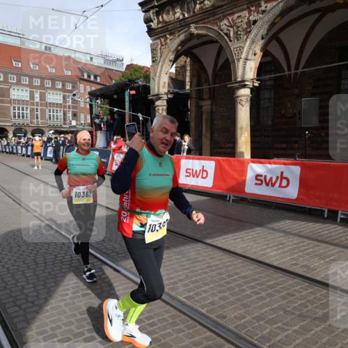 05.10.2025 - 20. swb-Marathon Bremen Yannick Fuchs http://msf.ph/oto/9261921 05.10.2025 11:21:11 Ziel 10361, 10362, 10913 meine-sportfotos.de