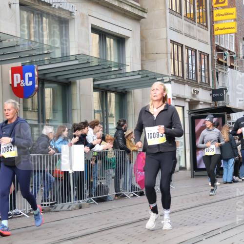 05.10.2025 - 20. swb-Marathon Bremen Strokosch-Dieckow http://msf.ph/oto/9261924 05.10.2025 11:02:02 Ziel 9363, 9468, 9647, 9707, 9748, 9802, 9839, 10033, 10093, 10130, 10194, 10508, 10595, 10598, 10615, 10821, 10829, 10982, 10983, 11110, 11160, 11340, 11386, 11454, 11537, 11538, 11646, 11711, 9363, 9468, 9647, 9707, 9748, 9802, 9839, 10033, 10093, 10130, 10194, 10508, 10595, 10598, 10615, 10821, 10829, 10982, 10983, 11110, 11160, 11340, 11386, 11454, 11537, 11646 meine-sportfotos.de
