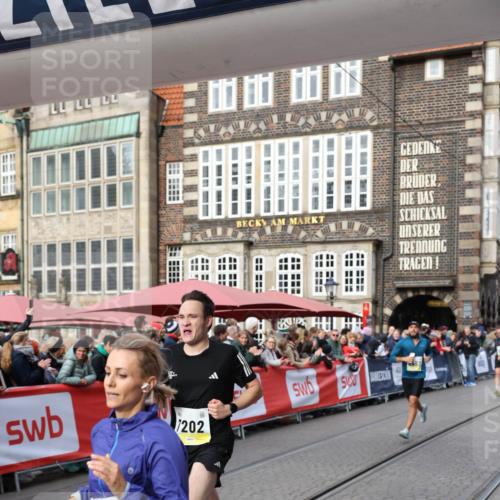 05.10.2025 - 20. swb-Marathon Bremen Yannick Fuchs http://msf.ph/oto/9261925 05.10.2025 10:49:15 Ziel 7202, 9014, 9216, 9317, 9457, 9556, 10016, 10449, 10733, 11673, 11695 meine-sportfotos.de