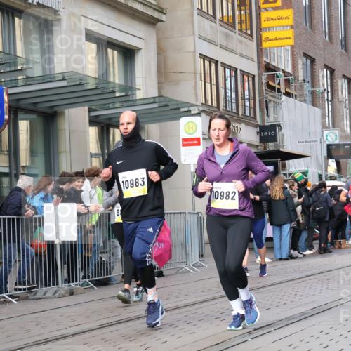 05.10.2025 - 20. swb-Marathon Bremen Strokosch-Dieckow http://msf.ph/oto/9261945 05.10.2025 11:02:04 Ziel 9468, 9647, 9707, 9748, 9802, 9839, 10033, 10093, 10130, 10194, 10595, 10598, 10615, 10821, 10829, 10982, 10983, 11110, 11160, 11340, 11386, 11454, 11537, 11538, 11646, 11711, 9468, 9647, 9707, 9748, 9802, 9839, 10033, 10093, 10130, 10194, 10595, 10598, 10615, 10821, 10829, 10982, 10983, 11110, 11160, 11340, 11386, 11454, 11537, 11646 meine-sportfotos.de