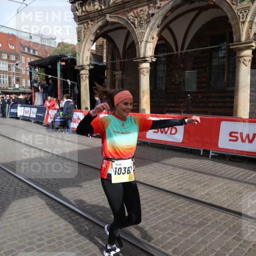 05.10.2025 - 20. swb-Marathon Bremen Yannick Fuchs http://msf.ph/oto/9261947 05.10.2025 11:21:12 Ziel 10361, 10362, 10913 meine-sportfotos.de