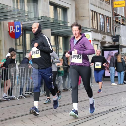 05.10.2025 - 20. swb-Marathon Bremen Strokosch-Dieckow http://msf.ph/oto/9261955 05.10.2025 11:02:05 Ziel 9468, 9647, 9707, 9748, 9802, 9839, 10033, 10093, 10130, 10194, 10595, 10598, 10615, 10821, 10829, 10982, 10983, 11110, 11160, 11340, 11386, 11454, 11537, 11538, 11646, 11711, 9468, 9647, 9707, 9748, 9802, 9839, 10033, 10093, 10130, 10194, 10595, 10598, 10615, 10821, 10829, 10982, 10983, 11110, 11160, 11340, 11386, 11454, 11537, 11646 meine-sportfotos.de