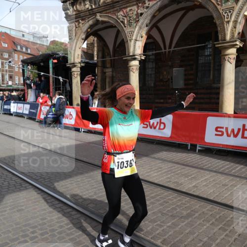 05.10.2025 - 20. swb-Marathon Bremen Yannick Fuchs http://msf.ph/oto/9261956 05.10.2025 11:21:12 Ziel 10361, 10362, 10913 meine-sportfotos.de