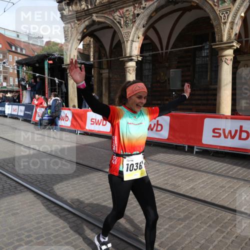05.10.2025 - 20. swb-Marathon Bremen Yannick Fuchs http://msf.ph/oto/9261967 05.10.2025 11:21:12 Ziel 10361, 10362, 10913 meine-sportfotos.de