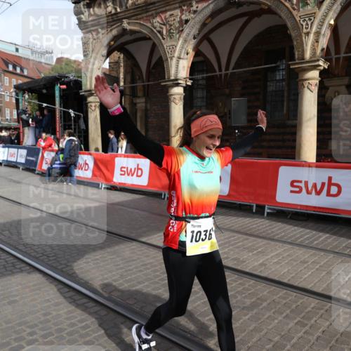 05.10.2025 - 20. swb-Marathon Bremen Yannick Fuchs http://msf.ph/oto/9261986 05.10.2025 11:21:12 Ziel 10361, 10362, 10913 meine-sportfotos.de