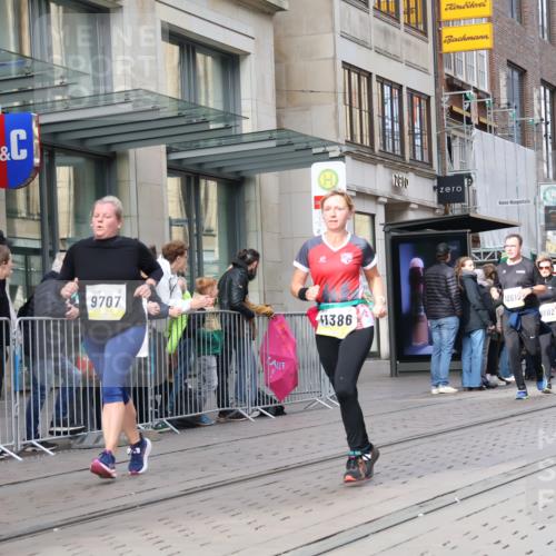 05.10.2025 - 20. swb-Marathon Bremen Strokosch-Dieckow http://msf.ph/oto/9261989 05.10.2025 11:02:07 Ziel 9468, 9647, 9707, 9748, 9802, 9839, 10033, 10093, 10130, 10194, 10595, 10598, 10615, 10821, 10825, 10826, 10829, 10982, 10983, 11110, 11160, 11340, 11386, 11537, 11538, 11646, 11711, 9468, 9647, 9707, 9748, 9802, 9839, 10033, 10093, 10130, 10194, 10595, 10598, 10615, 10821, 10825, 10826, 10829, 10982, 10983, 11110, 11160, 11340, 11386, 11537, 11646 meine-sportfotos.de