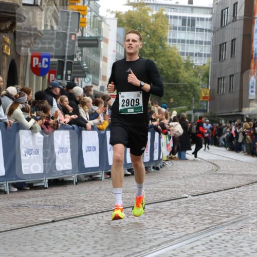 05.10.2025 - 20. swb-Marathon Bremen Strokosch-Dieckow http://msf.ph/oto/9261991 05.10.2025 12:57:48 Ziel 9, 1088, 2168, 2909 meine-sportfotos.de