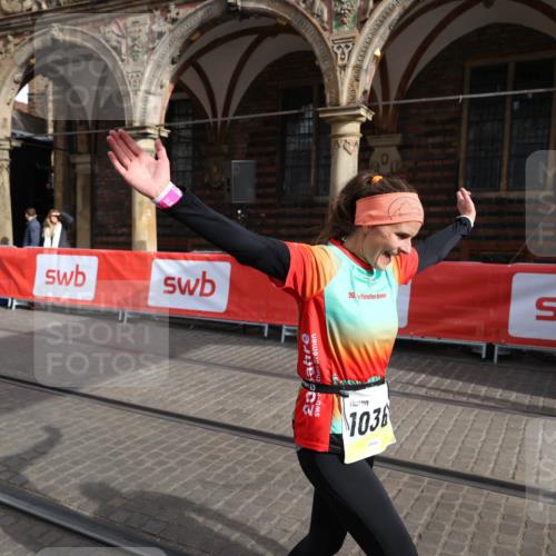 05.10.2025 - 20. swb-Marathon Bremen Yannick Fuchs http://msf.ph/oto/9261994 05.10.2025 11:21:13 Ziel 10361, 10362, 10913 meine-sportfotos.de
