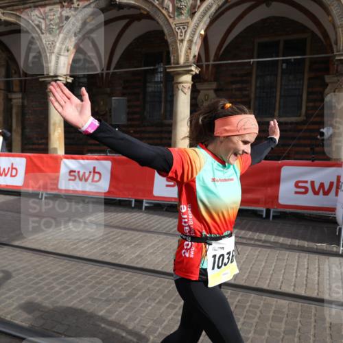 05.10.2025 - 20. swb-Marathon Bremen Yannick Fuchs http://msf.ph/oto/9262001 05.10.2025 11:21:13 Ziel 10361, 10362, 10913 meine-sportfotos.de