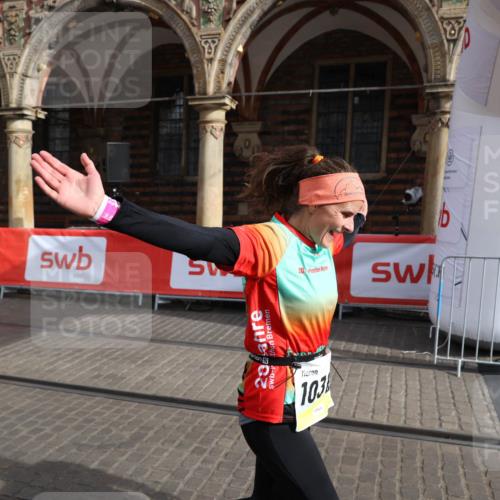 05.10.2025 - 20. swb-Marathon Bremen Yannick Fuchs http://msf.ph/oto/9262008 05.10.2025 11:21:13 Ziel 10361, 10362, 10913 meine-sportfotos.de