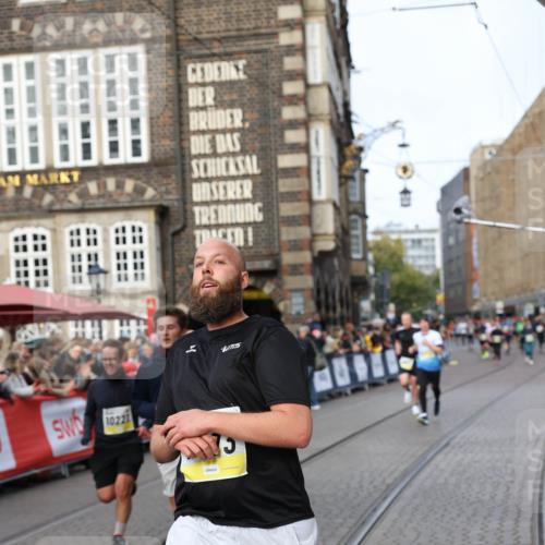 05.10.2025 - 20. swb-Marathon Bremen Yannick Fuchs http://msf.ph/oto/9262009 05.10.2025 10:49:18 Ziel 7202, 9014, 9457, 9556, 10016, 10221, 10449, 11673, 11695 meine-sportfotos.de