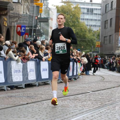 05.10.2025 - 20. swb-Marathon Bremen Strokosch-Dieckow http://msf.ph/oto/9262013 05.10.2025 12:57:48 Ziel 9, 1088, 2168, 2909 meine-sportfotos.de