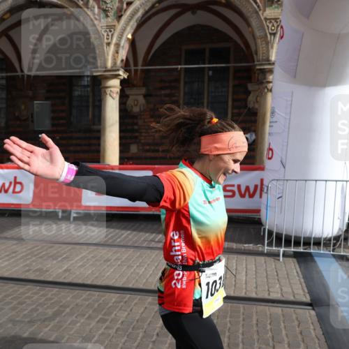 05.10.2025 - 20. swb-Marathon Bremen Yannick Fuchs http://msf.ph/oto/9262020 05.10.2025 11:21:13 Ziel 10361, 10362, 10913 meine-sportfotos.de